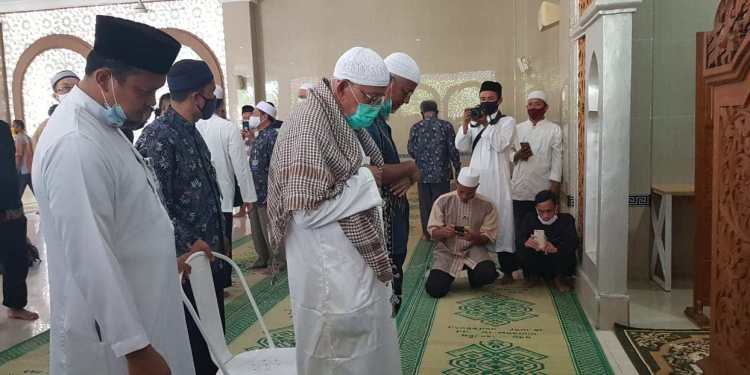 Tiba di Ngruki, Ustaz Ba’asyir Shalat 2 Rakaat di Masjid Baitussalam